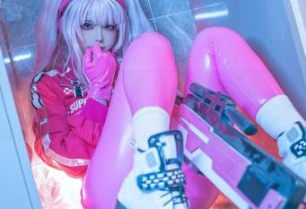看！Quan冉有点饿在高清写真中完美演绎“居家吃货”的生活哲学！