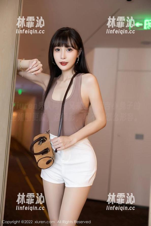 Xiuren秀人网 - 又来了！麻吉小兔子的空姐图更新，这背影，真不知怎么形容。