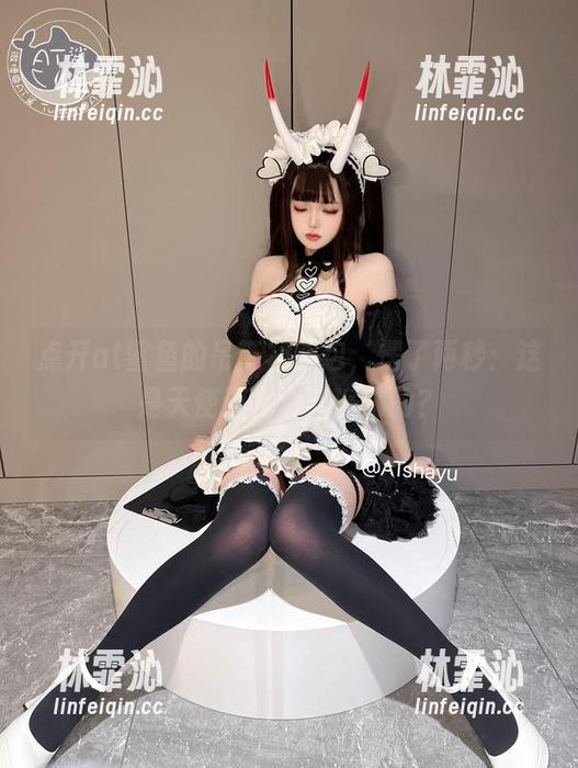 点开at鲨鱼的吊带裙图包，愣了两秒：这是天使还是海妖派来的？