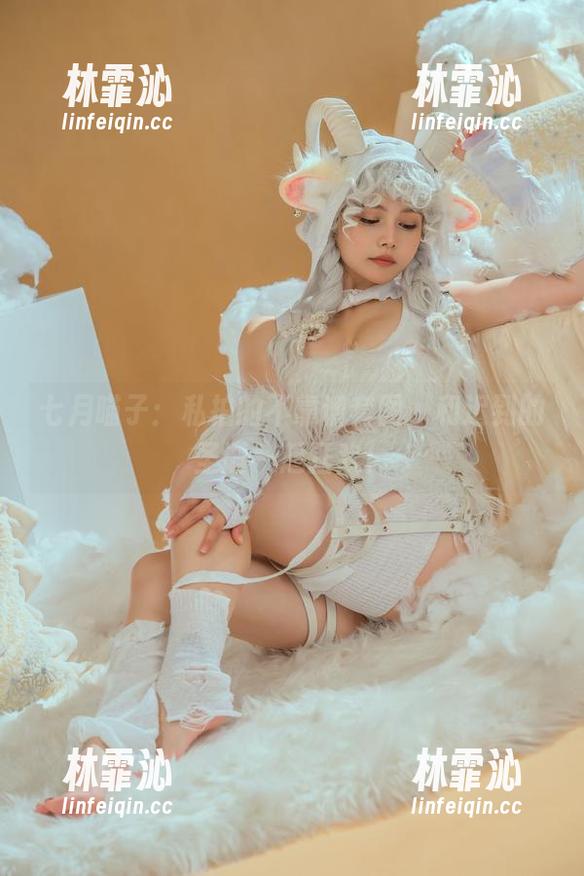 七月喵子：私拍的不靠谱套图，和迟到的圣诞一起狂欢！