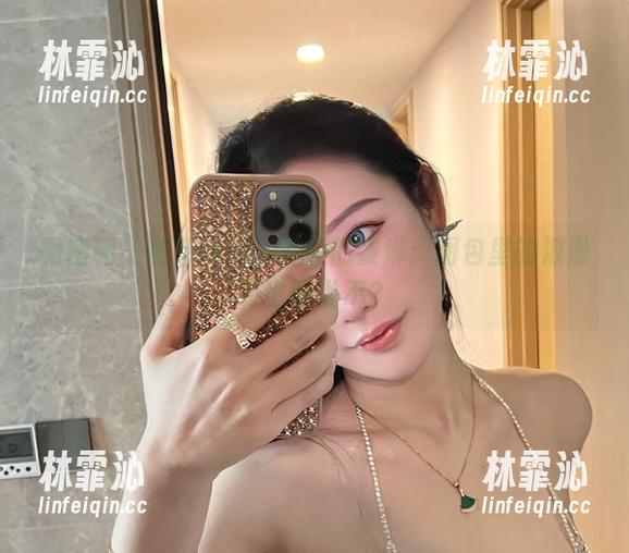 微密圈 - 真想问问不爱笑的赛琳：图包里的浪漫有谁敢说不？