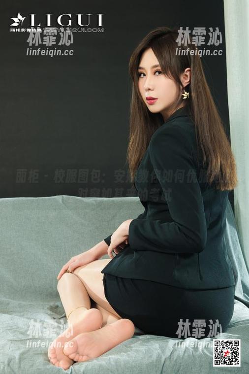 丽柜 - 校服图包：安娜教你如何优雅地应对突如其来的考试