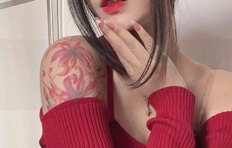 套图中的今汐，胶衣反射出的光影，竟悄悄勾住人心，不得不注意。