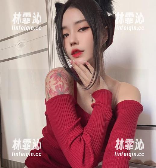 套图中的今汐，胶衣反射出的光影，竟悄悄勾住人心，不得不注意。