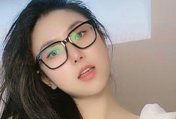 微密圈 – 作品中的俏妞qiaoniu66，穿着毛衣，这种慵懒姿态我也想模仿，不过卡在沙发上了。