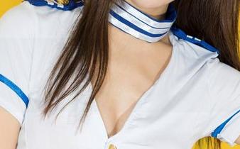 克拉女神 – 这黑色里的慕菲，稳的让人想要一直偷瞄。