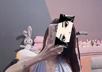 微密圈 – 一边穿礼服，一边偷吃零食的兔宝妮to，分享她的写真集