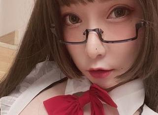 忽然想起小泉学姐吖的自拍资源，似乎又没理由不再看看