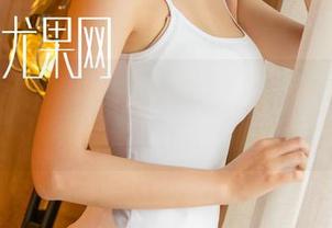 尤果网 – 张栩菲在牛仔裤里的新照，好像又陷入了那个“小妖精”的角色…