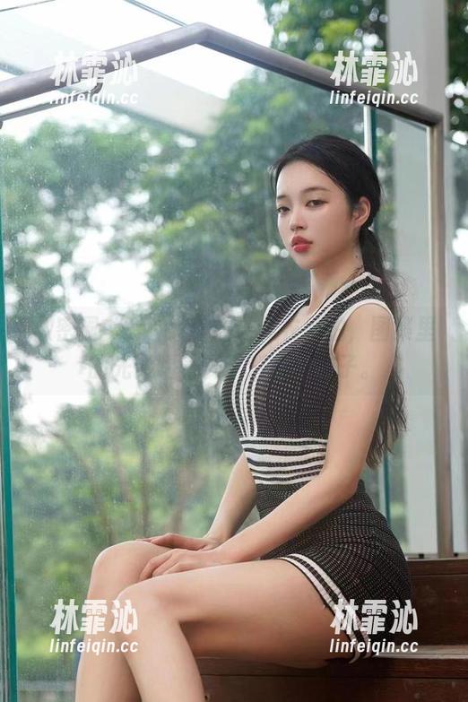 微密圈 - 徐珺大哥的连体衣私拍，图集里的光影唱着属于遐想的曲子。