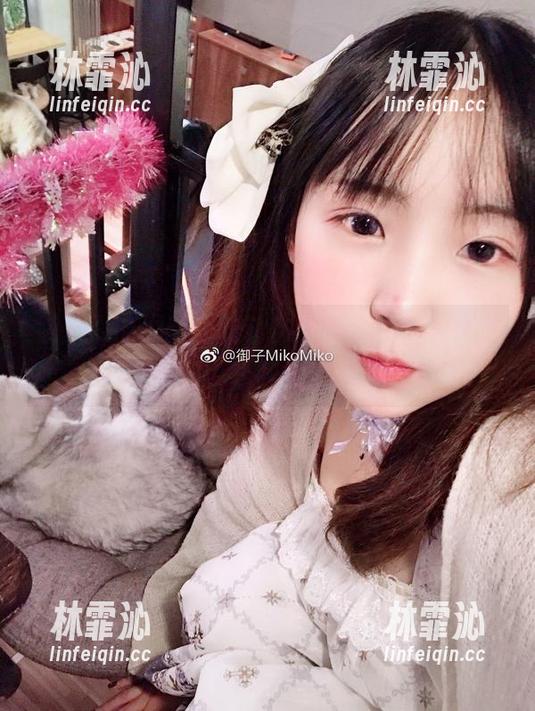 御子Yumiko的新动作，这口罩要免费分享吗？