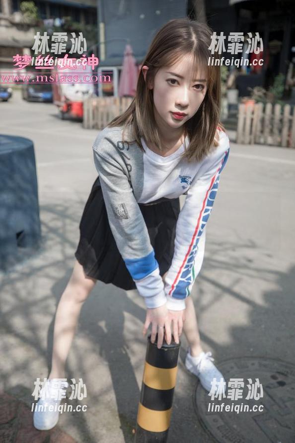 梦丝女神 - 职业套图：玥玥演绎职场“回头率”，饮水都敢打扮得优雅一点！