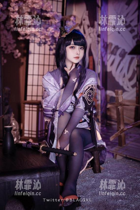 虽说是厨娘，但美图更抢眼！白莉爱吃巧克力这图真难忘。