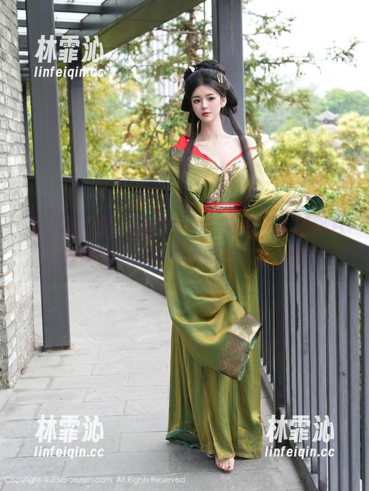 秀人网 - 恩一旗袍系列，来图点免费图片，顺便鉴定我能不能端着杯子走路！