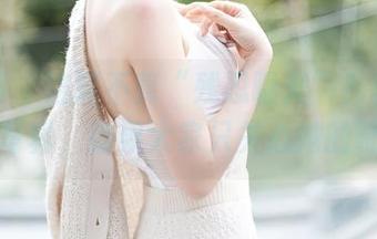 秀人网 – 这算不算“残忍曝光”？李可儿户外写真，结果大家只关心她的靴子！
