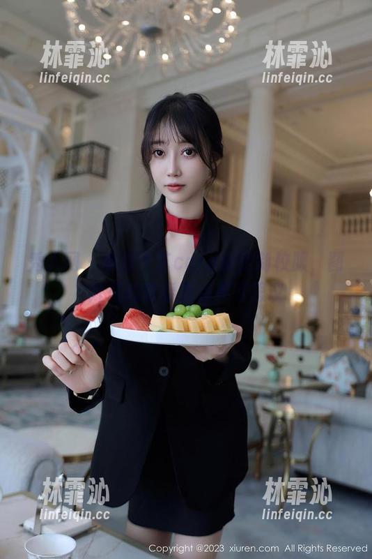 秀人网 - 看童千艺cara穿定制校服，图片里的青春有点不可思议