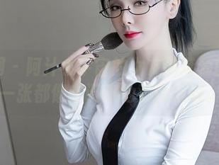 秀人网 – 阿汁小宇宙的女友精选套图：每一张都像在调皮地对我眨眼。