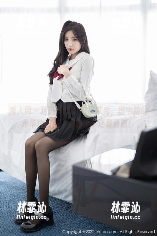 秀人网 - 精选黄婧GIGI吊带秀，图中她的吊带比我脑子里的段子还要清晰！