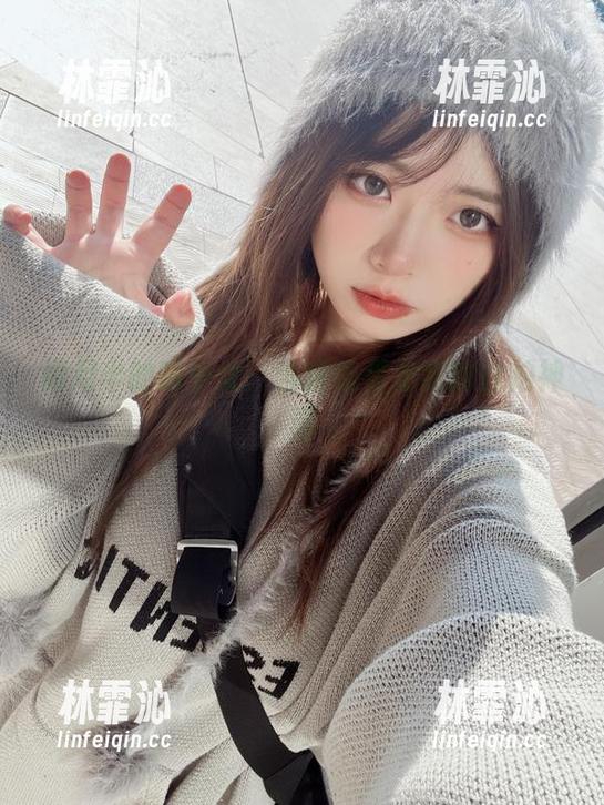 闪月半的喵少女：当猫咪借走我的自拍神器