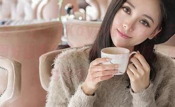 青豆客 – 在可儿Kayen的兔女郎主题里，原图好像隐藏了不止一层意味，资源值得仔细品味！