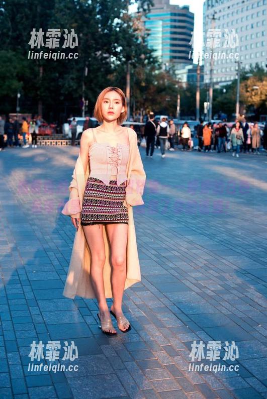 魔镜街拍 - 私房美图档案——婷婷的白色吊带和黑丝美腿，我信了你的诱惑！