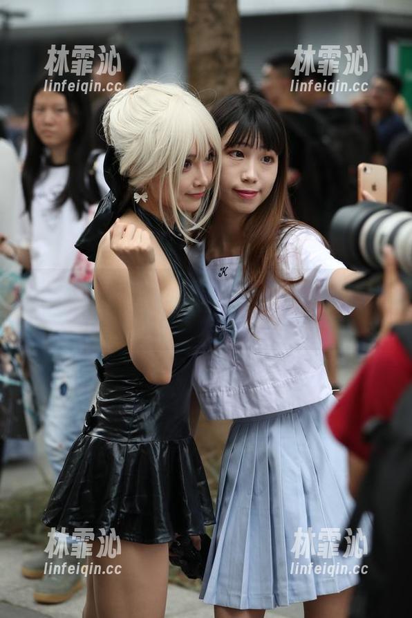 魔镜街拍 - 楼楼，白色连衣裙，你和我的日常，必须得放进图集中啊！