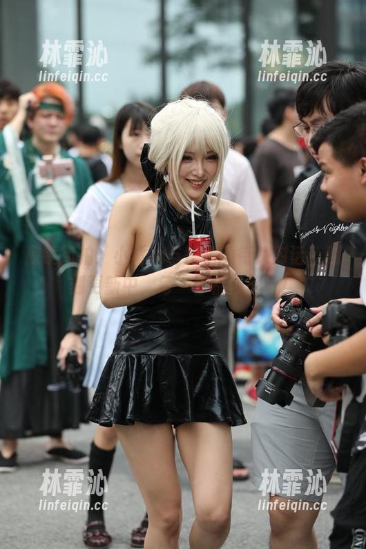 魔镜街拍 魔镜街拍:小背心与短裙的街头对话,时刻更新中,每一秒都没想好!